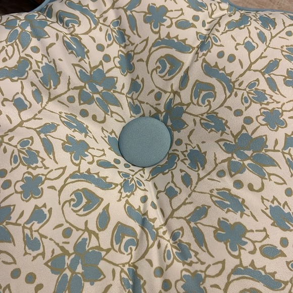 Adorable Flower Pillow w/Center Button, NEW - Picture 4 of 6